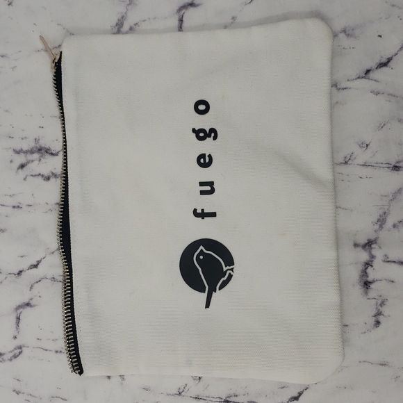 Travel Pouch Fuego - Picture 1 of 3